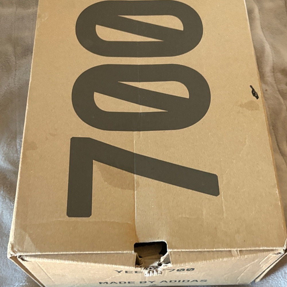Yeezy 700 - Picture 10 of 10